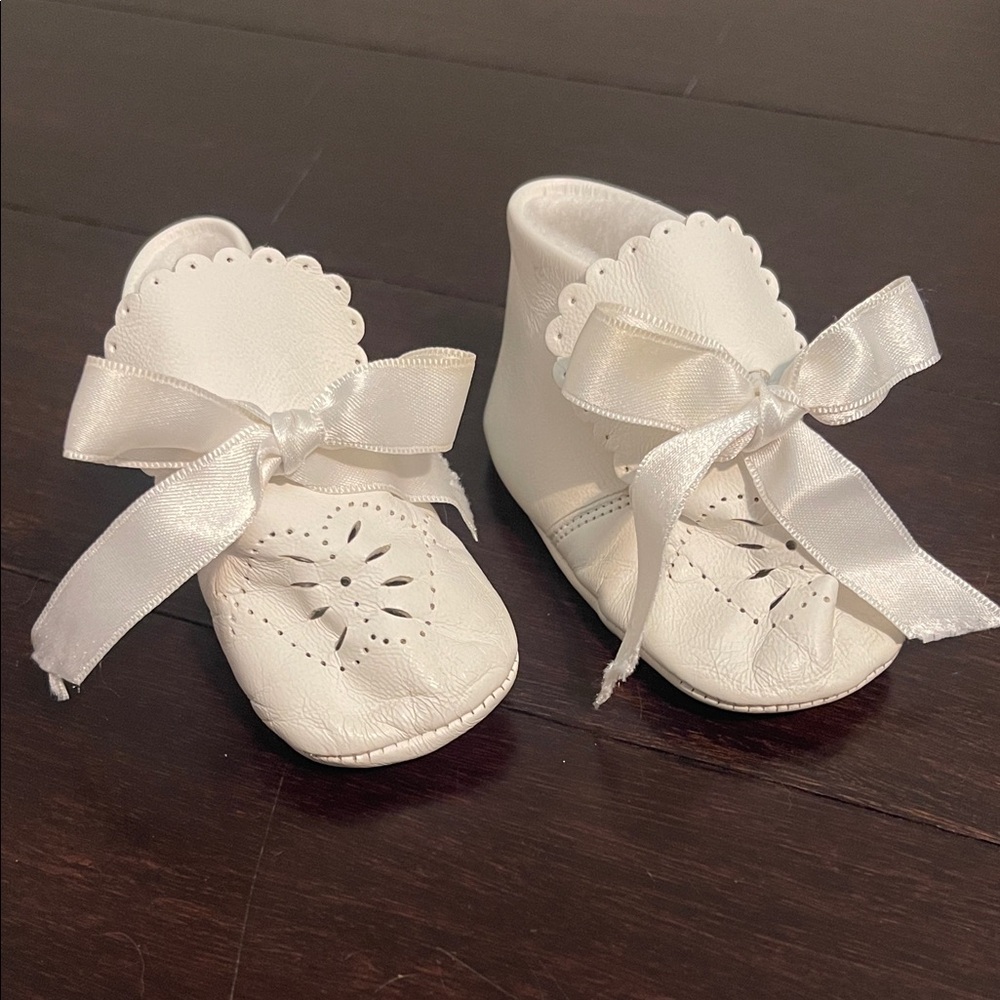 Elegant White Leather Baby Shoes with Ribbon